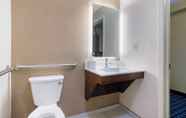 Toilet Kamar 7 Fairfield Inn & Suites by Marriott Santa Fe