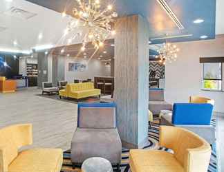 Lobby 2 La Quinta Inn & Suites by Wyndham Ponca City