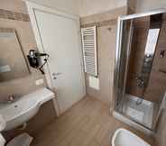 In-room Bathroom 6 Marina Beach Suite Hotel