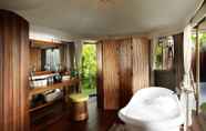 ห้องน้ำภายในห้อง 6 9 Hornbills Tented Camp