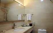 Toilet Kamar 5 Dunhuang Golden Leaf Hotel