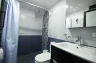 Phòng tắm bên trong Everest Holiday Inn