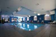 Swimming Pool Super 8 by Wyndham Niagara Falls by the Falls