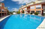 สระว่ายน้ำ 2 Lodge Residence by Vila Palmeira