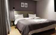 Kamar Tidur 2 Brown Dot Hotel Masan