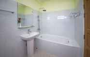 Toilet Kamar 4 Hotel Myat Nan Taw Win