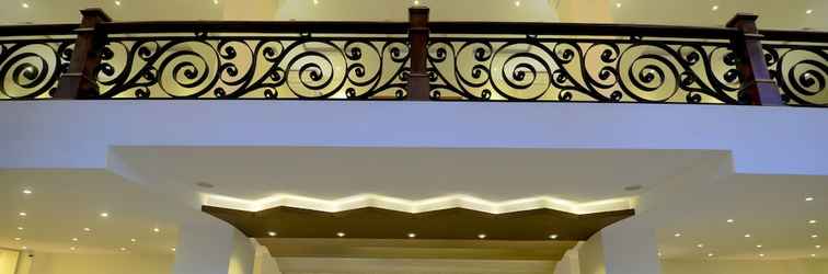 Lobby Grandeeza Luxury Hotel