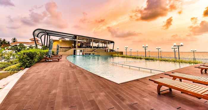 Swimming Pool Grandeeza Luxury Hotel