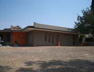 Exterior 2 Pebble Fountain Guesthouse