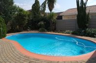 Swimming Pool Pebble Fountain Guesthouse