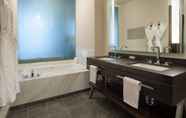 ห้องน้ำภายในห้อง 5 Embassy Suites by Hilton Seattle Downtown Pioneer Square