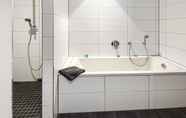 Phòng tắm bên trong 6 V8 Hotel Motorworld Region Stuttgart, BW Premier Collection