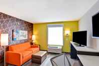 Common Space Home2 Suites by Hilton Green Bay