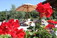 สระว่ายน้ำ Agriturismo La Valle di Vico