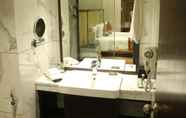 In-room Bathroom 5 Radisson Lucknow City Center