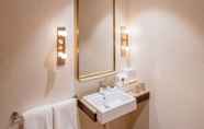 Toilet Kamar 5 The William Inglis Hotel - MGallery Hotel Collection