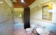 In-room Bathroom 7 Nuwaraeliya Hills Rest