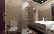ห้องน้ำภายในห้อง 7 Grand Hôtel des Bains de Lavey