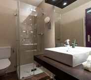 In-room Bathroom 7 Grand Hôtel des Bains de Lavey