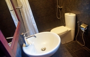 In-room Bathroom 5 Raintree