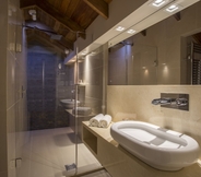 In-room Bathroom 6 ModeVie Gramado