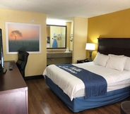 Bedroom 7 Days Inn by Wyndham King/Winston Salem Area