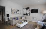 Ruang Umum 5 Lux St James Apartment Central London with WIFI - by City Stay London