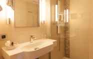 In-room Bathroom 5 Hotel Riant Séjour by WP Hotels