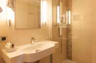 Toilet Kamar Hotel Riant Séjour by WP Hotels