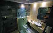 In-room Bathroom 6 Rose Park Hotel Al Barsha