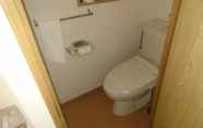 Toilet Kamar 3 PINE TREE HOTEL