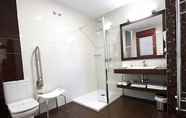 In-room Bathroom 6 Hotel Calzada