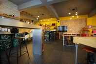 Bar, Kafe, dan Lounge Hive Backpackers