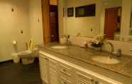 Phòng tắm bên trong 5 VIP Chain Resort Pool Villa