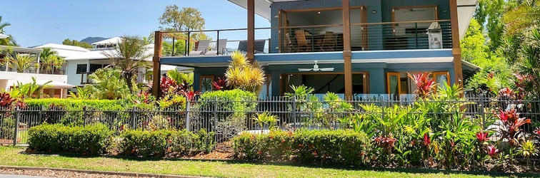 Exterior Reeflections Beachfront Holiday House