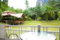 สระว่ายน้ำ Raipreda Homestay