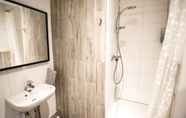 Toilet Kamar 6 B14 Apartments & Rooms