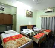 Kamar Tidur 6 Trishul Hotel