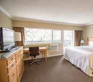 Bedroom 3 Okanagan Royal Park Inn by Elevate Rooms