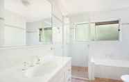 In-room Bathroom 6 Amazing Waterfront Views Sunshine Coast H330