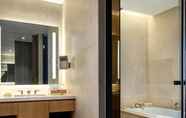 In-room Bathroom 7 Le Meridien Shenyang, Heping