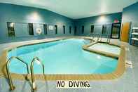 สระว่ายน้ำ Quality Inn