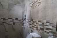 ห้องน้ำภายในห้อง Nishan Surf Inn