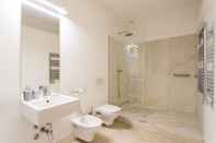 Toilet Kamar Chiado Studio and One-Bedroom Apartment - by LU Holidays