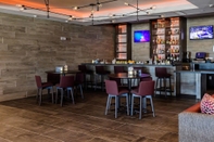 Quầy bar, cafe và phòng lounge Courtyard by Marriott Lake Jackson
