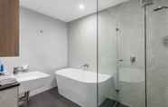 Toilet Kamar 4 Meriton Suites Coward Street, Mascot