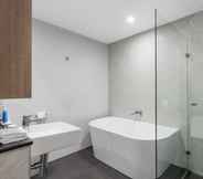 Toilet Kamar 4 Meriton Suites Coward Street, Mascot