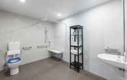 Toilet Kamar 2 Meriton Suites Coward Street, Mascot