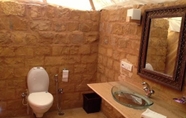 Phòng tắm bên trong 6 ADB Rooms Jaisalmer Dunes Camp