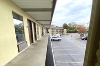 Common Space Red Roof Inn & Suites Monroe, NC